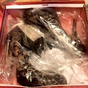 Penthouse shoes. High heel pumps.